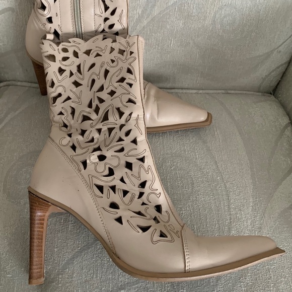 Made in Italy Unique Cutout Boot - Creme - Picture 2 of 6